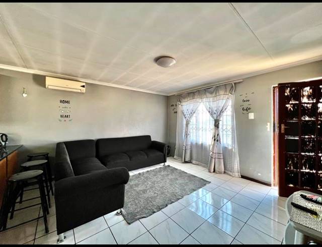 2 BEDROOM TOWNHOUSE FOR SALE IN LINCOLN MEADE